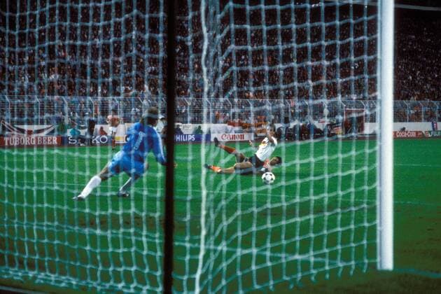 Marco van Basten (Niederlande, hi.re.) erzielt gegen Jürgen Kohler (hi.) und Torwart Eike Immel (beide BR Deutschland) das 2:1 Fußball Länderspiel Herren EM 1988, Nationalmannschaft, Nationaltrikot, Halbfinale BRD - Niederlande 1:2, Vdia Totale Hamburg Dynamik, Spannung, Fußball Länderspiel Herren EM 1988, Nationalmannschaft, Nationaltrikot, Halbfinale BRD - Niederlande 1:2, Vdia Totale Hamburg Dynamik, Spannung,