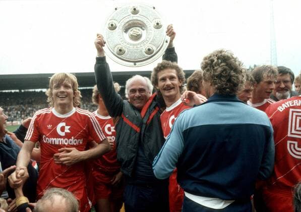 Fußball, FC Bayern München, Deutscher Meister 1985 Deutscher Meister Bayern, v.li.: Sören Lerby, Trainer Udo Lattek mit der Meisterschale, Bertram Beierlorzer und Torwart Jean Marie Pfaff Fußball 1. BL Herren Saison 1984 1985, FC Bayern München Gruppe o0 Aufmacher Braunschweig Glück, Harmonie, Freude Fußball 1. BL Herren Saison 1984 1985, FC Bayern München Gruppe o0 Aufmacher Braunschweig Glück, Harmonie, Freude