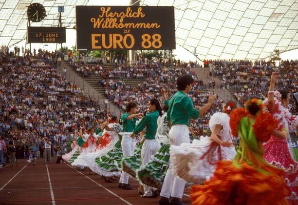 Herzlich Willkommen zur Euro 88 - Willkommensgruß auf der Anzeigetafel des Münchner Olympiastadions, während auf der Laufbahn das Showprogramm mit lateinamerikanischen Tänzern läuft Fußball Länderspiel Herren EM 1988, Nationalmannschaft, Gruppe A, Zeremonie, Eröffnungszeremonie, Eröffnung Show Rahmenprogramm Totale Olympiastadion München Fußball Länderspiel Herren EM 1988, Nationalmannschaft, Gruppe A, Zeremonie, Eröffnungszeremonie, Eröffnung Show Rahmenprogramm Totale Olympiastadion München