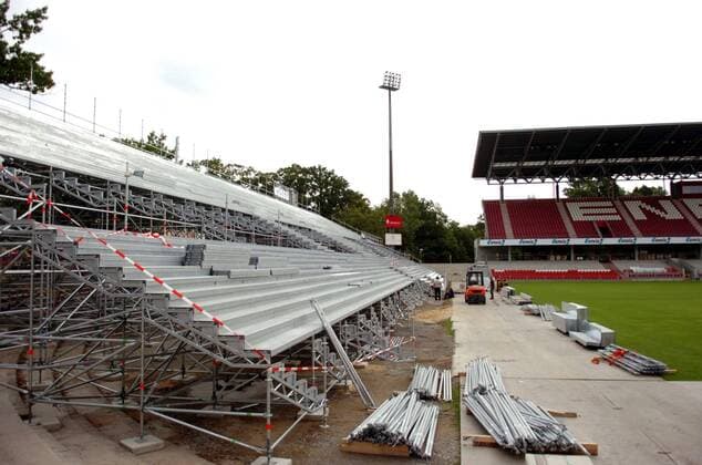 Im Bau befindliche Nordwand, neue Stehtribüne im Stadion der Freundschaft Fußball 1. BL Herren Saison 2007 2008, FC Energie Cottbus, Umbau umbauen, Stahltribüne, Stahlrohrtribüne, Stahlrohr Totale neu Stadionrenovierung Stadionmodernisierung Cottbus Fußball 1. BL Herren Saison 2007 2008, FC Energie Cottbus, Umbau umbauen, Stahltribüne, Stahlrohrtribüne, Stahlrohr Totale neu Stadionrenovierung Stadionmodernisierung Cottbus