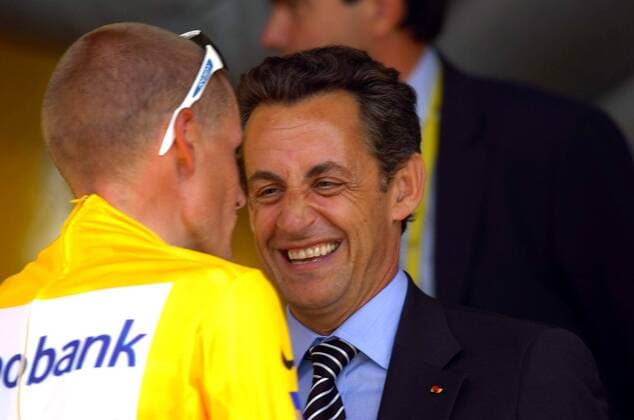 Staatspräsident Nicolas Sarkozy (UMP Frankreich) gratuliert Mickael Rasmussen (Dänemark Rabobank) - Radsport Herren Tour de France 2007, ProTour, Straßenradsport, Straße, Rad Gruppe 9. Etappe: Val d Isere - Briancon, dIsere Freude, Radsport Herren Tour de France 2007, ProTour, Straßenradsport, Straße, Rad Gruppe 9. Etappe: Val d Isere - Briancon, dIsere Freude,