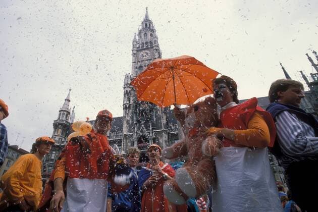 Fußball, EM Finale 1988 in München, Niederlande - Sowjetunion 2:0 Niederländische Fans auf dem Rathausplatz in der Münchener Innenstadt Fußball Länderspiel Herren EM 1988, Nationalmannschaft, Finale, Endspiel, Niederlande, niederländisch, niederländischer Totale niederländischer, Holland, holländische München, holländischer Fußball Länderspiel Herren EM 1988, Nationalmannschaft, Finale, Endspiel, Niederlande, niederländisch, niederländischer Totale niederländischer, Holland, holländische München, holländischer