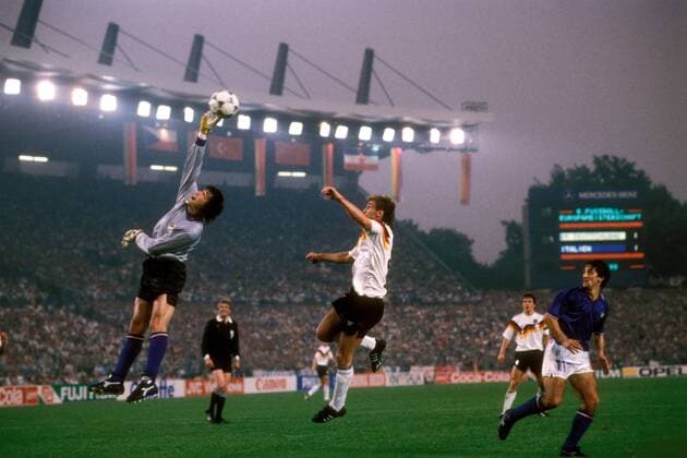 Torwart Walter Zenga (Italien) wehrt den Ball vor Rudi Völler (BR Deutschland, Mitte) ab, daneben Fernando de Napoli (Italien, re.) Fußball Länderspiel Herren EM 1988, Nationalmannschaft, Nationaltrikot, Gruppe A, BRD - Italien 1:1 Gruppe Rheinstadion Düsseldorf Abwehr, Dynamik, Höhe, Fußball Länderspiel Herren EM 1988, Nationalmannschaft, Nationaltrikot, Gruppe A, BRD - Italien 1:1 Gruppe Rheinstadion Düsseldorf Abwehr, Dynamik, Höhe,