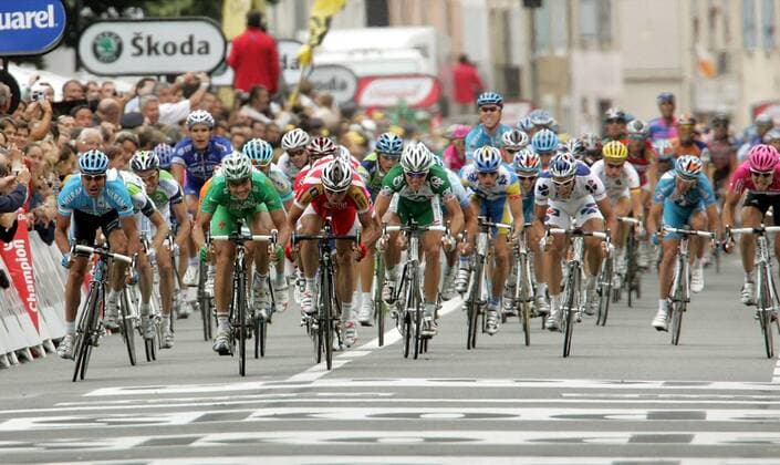 Tom Boonen (Belgien Quick Step Innergetic, 2.v.li.) gewinnt die 12. Etappe der Tour de France 2007 vor Erik Zabel (Deutschland Milram) und Robert Hunter (Südafrika Barloworld, 3.v.li.) Radsport Herren Tour de France 2007, ProTour, Straßenradsport, Straße, Rad, Totale 12. Etappe: Montpellier - Castres Kampf, Radsport Herren Tour de France 2007, ProTour, Straßenradsport, Straße, Rad, Totale 12. Etappe: Montpellier - Castres Kampf,
