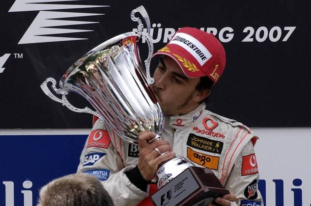 Fernando Alonso (Spanien McLaren Mercedes) küsst den Pokal nach seinem Sieg beim GP von Europa 2007 Motorsport Grand Prix Herren Großer Preis von Europa 2007, Formel 1 Weltmeisterschaft, F1, F, GP, WM Einzelbild Nürburgring Nürburg Freude, Motorsport Grand Prix Herren Großer Preis von Europa 2007, Formel 1 Weltmeisterschaft, F1, F, GP, WM Einzelbild Nürburgring Nürburg Freude,