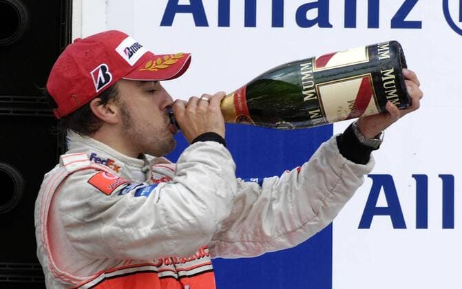 Fernando Alonso (Spanien McLaren Mercedes) gönnt sich nach dem Sieg beim GP von Europa 2007 einen kräftigen Schluck Champagner Motorsport Grand Prix Herren Großer Preis von Europa 2007, Formel 1 Weltmeisterschaft, F1, F, GP, WM Einzelbild Nürburgring o00 Alkohol Nürburg Motorsport Grand Prix Herren Großer Preis von Europa 2007, Formel 1 Weltmeisterschaft, F1, F, GP, WM Einzelbild Nürburgring o00 Alkohol Nürburg