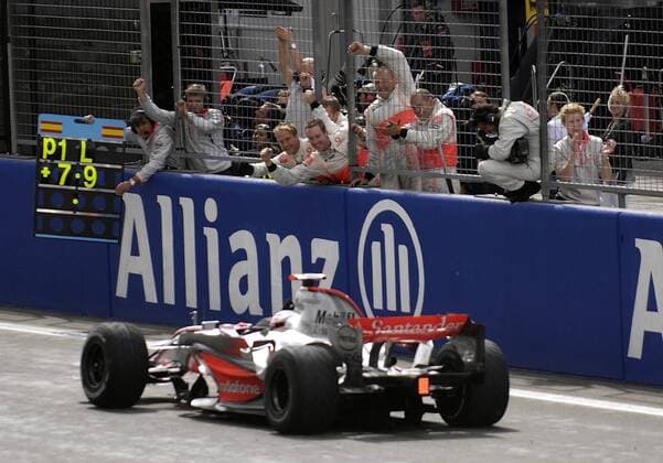 Sieger Fernando Alonso (Spanien McLaren Mercedes) wird bei der Zieldurchfahrt beim GP von Europa 2007 von den Mechanikern an der Boxenmauer bejubelt Motorsport Grand Prix Herren Großer Preis von Europa 2007, Formel 1 Weltmeisterschaft, F1, F, GP, WM Einzelbild Nürburgring Nürburg Freude, Begeisterung, Motorsport Grand Prix Herren Großer Preis von Europa 2007, Formel 1 Weltmeisterschaft, F1, F, GP, WM Einzelbild Nürburgring Nürburg Freude, Begeisterung,