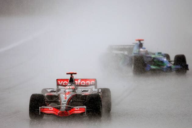 Fernando Alonso (Spanien McLaren Mercedes) vor Jenson Button (England Honda), der im Regen die Kontrolle über seinen Boliden verliert - Motorsport Grand Prix Herren Großer Preis von Europa 2007, Formel 1 Weltmeisterschaft, F1, F, GP, WM o0 Unwetter Wolkenbruch Gruppe Nürburgring o0 gefährlich Risiko riskant Nürburg Motorsport Grand Prix Herren Großer Preis von Europa 2007, Formel 1 Weltmeisterschaft, F1, F, GP, WM o0 Unwetter Wolkenbruch Gruppe Nürburgring o0 gefährlich Risiko riskant Nürburg