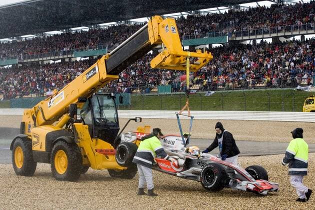 Glück im Unglück - Lewis Hamilton (England McLaren Mercedes) wird nach seinem Ausritt ins Kiesbett von einem Kran zurück auf die Fahrbahn gehievt Motorsport Grand Prix Herren Großer Preis von Europa 2007, Formel 1 Weltmeisterschaft, F1, F, GP, WM Gruppe Nürburgring Nürburg Motorsport Grand Prix Herren Großer Preis von Europa 2007, Formel 1 Weltmeisterschaft, F1, F, GP, WM Gruppe Nürburgring Nürburg