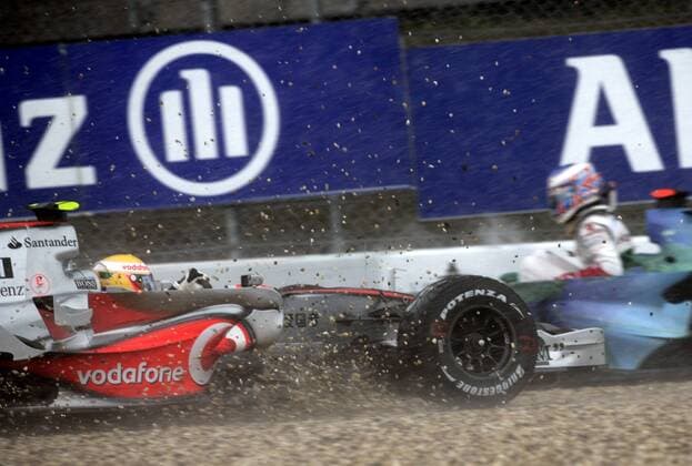 Lewis Hamilton (England McLaren Mercedes, li.) mit seinem Boliden im Kiesbett Motorsport Grand Prix Herren Großer Preis von Europa 2007, Formel 1 Weltmeisterschaft, F1, F, GP, WM Einzelbild Nürburgring Nürburg Motorsport Grand Prix Herren Großer Preis von Europa 2007, Formel 1 Weltmeisterschaft, F1, F, GP, WM Einzelbild Nürburgring Nürburg