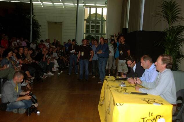 Tourdirektor Christian Prudhomme (2.v.re..) und ASO Präsident Patrice Clerc (beide Frankreich, re.) äußern sich zum Dopingskandal um Alexandre Vinokourov (Kasachstan) und zum Ausschluss des Teams Astana von der Tour de France - Radsport Herren Tour de France 2007, ProTour, Straßenradsport, Rad, Straße, Pressekonferenz, Pressetermin Totale Journalist Sportjournalist Sportreporter Medien Pau Medieninteresse Fotograf Sportfotograf Radsport Herren Tour de France 2007, ProTour, Straßenradsport, Rad, Straße, Pressekonferenz, Pressetermin Totale Journalist Sportjournalist Sportreporter Medien Pau Medieninteresse Fotograf Sportfotograf