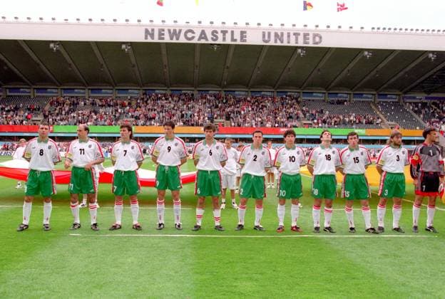 Nationalhymne Bulgarien v.li.: Hristo Stoichkov, Yordan Lechkov, Emil Kostadinov, Luboslav Penev, Zlatko Ivanov, Radostin Kishishev, Krassimir Balakov, Tzanko Tzvetanov, Ivailo Iordanov, Trifon Ivanov und Torwart Boris Mihailov Fußball Länderspiel Herren EM 1996, Nationalmannschaft, Nationaltrikot, Gruppe 2, Vneg Totale St. James Park Newcastle Fußball Länderspiel Herren EM 1996, Nationalmannschaft, Nationaltrikot, Gruppe 2, Vneg Totale St. James Park Newcastle