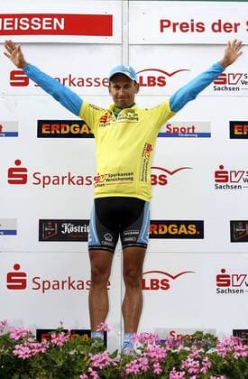 Björn Schröder (Deutschland Milram) im gelben Trikot bei der Siegerehrung zur 3. Etappe der SachsenTour 2007 Radsport Herren SachsenTour 2007, Sachsen Tour, Straßenradsport, Straße, Rad, Einzelbild 3. Etappe: Eibenstock - Meissen Freude, Radsport Herren SachsenTour 2007, Sachsen Tour, Straßenradsport, Straße, Rad, Einzelbild 3. Etappe: Eibenstock - Meissen Freude,