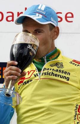 Björn Schröder (Deutschland Milram) im gelben Trikot bei der Siegerehrung zur 3. Etappe der SachsenTour 2007 Radsport Herren SachsenTour 2007, Sachsen Tour, Straßenradsport, Straße, Rad, Einzelbild 3. Etappe: Eibenstock - Meissen Radsport Herren SachsenTour 2007, Sachsen Tour, Straßenradsport, Straße, Rad, Einzelbild 3. Etappe: Eibenstock - Meissen