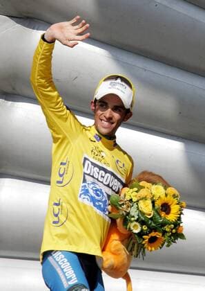 Alberto Contador (Spanien Discovery Channel) während der Siegerehrung Radsport Herren Tour de France 2007, ProTour, Straßenradsport, Straße, Rad, Zeitfahren, Einzelzeitfahren Einzelbild 19. Etappe: Cognac - Angouleme Freude, Radsport Herren Tour de France 2007, ProTour, Straßenradsport, Straße, Rad, Zeitfahren, Einzelzeitfahren Einzelbild 19. Etappe: Cognac - Angouleme Freude,