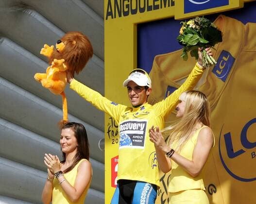 Alberto Contador (Spanien Discovery Channel) im gelben Trikot während der Siegerehrung zur 19. Etappe bei der Tour de France 2007 Radsport Herren Tour de France 2007, ProTour, Straßenradsport, Straße, Rad, Zeitfahren, Einzelzeitfahren Gruppe 19. Etappe: Cognac - Angouleme Freude, Radsport Herren Tour de France 2007, ProTour, Straßenradsport, Straße, Rad, Zeitfahren, Einzelzeitfahren Gruppe 19. Etappe: Cognac - Angouleme Freude,