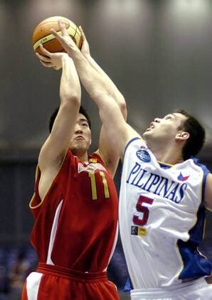 Wang Bo (China, li.) gegen Daniel Charles Seigle (Philippinen) - Basketball Länderspiel Herren Asienmeisterschaft 2007, Asian Cup, Asia, Asiacup, Asiencup, Asien, Nationalteam, Nationaltrikot, Gruppe Philippinen - China 78:76 Tokushima Dynamik, Basketball Länderspiel Herren Asienmeisterschaft 2007, Asian Cup, Asia, Asiacup, Asiencup, Asien, Nationalteam, Nationaltrikot, Gruppe Philippinen - China 78:76 Tokushima Dynamik,