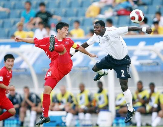 Il Bom An (Nordkorea U17, li.) gegen Seth Ofori Twumasi (England U17) Fußball Länderspiel Herren U17 Weltmeisterschaft 2007, U 17, Junioren, Nationalteam, Nationaltrikot, Nordkorea - England 1:1, Gruppe Seogwipo, Jeju Dynamik, Kampf Fußball Länderspiel Herren U17 Weltmeisterschaft 2007, U 17, Junioren, Nationalteam, Nationaltrikot, Nordkorea - England 1:1, Gruppe Seogwipo, Jeju Dynamik, Kampf