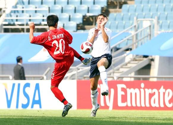 Daniel Gosling (England U17, re.) gegen Jin Hyok O (Nordkorea U17) Fußball Länderspiel Herren U17 Weltmeisterschaft 2007, U 17, Junioren, Nationalteam, Nationaltrikot, Nordkorea - England 1:1, Gruppe Seogwipo, Jeju Dynamik, Kampf Fußball Länderspiel Herren U17 Weltmeisterschaft 2007, U 17, Junioren, Nationalteam, Nationaltrikot, Nordkorea - England 1:1, Gruppe Seogwipo, Jeju Dynamik, Kampf