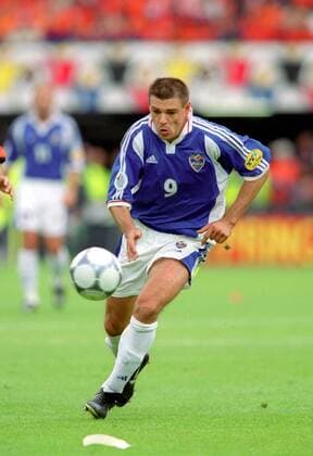 Savo Milosevic (Jugoslawien) am Ball Fußball Länderspiel Herren EM 2000, Nationalmannschaft, Nationaltrikot, Viertelfinale, Vneg Einzelbild Rotterdam Dynamik, Fußball Länderspiel Herren EM 2000, Nationalmannschaft, Nationaltrikot, Viertelfinale, Vneg Einzelbild Rotterdam Dynamik,