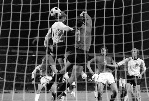 Fußball, EM Finale 1976 in Belgrad, Tschechoslowakei - Deutschland 5:3 i. E Bernd Hölzenbein (BR Deutschland, li.) erzielt gegen Torwart Ivo Viktor das 2:2, Jozef Capkovic (beide Tschechoslowakei, 2.v.re.) und Berti Vogts (BR Deutschland, re.) schauen zu Fußball Länderspiel Herren EM 1976, Nationalmannschaft, Nationaltrikot Finale Endspiel BRD - CSSR 6:7 n.E., Vneg Vsw Gruppe Belgrad Dynamik, Abwehr, Spannung, Fußball Länderspiel Herren EM 1976, Nationalmannschaft, Nationaltrikot Finale Endspiel BRD - CSSR 6:7 n.E., Vneg Vsw Gruppe Belgrad Dynamik, Abwehr, Spannung,
