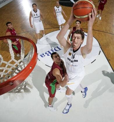 Patrick Femerling (Deutschland, re) - Dunking Basketball Länderspiel Herren Supercup 2007, Super Cup, Nationalmannschaft, Nationaltrikot, Länderspiel Gruppe Bamberg Dynamik, Basketball Länderspiel Herren Supercup 2007, Super Cup, Nationalmannschaft, Nationaltrikot, Länderspiel Gruppe Bamberg Dynamik,