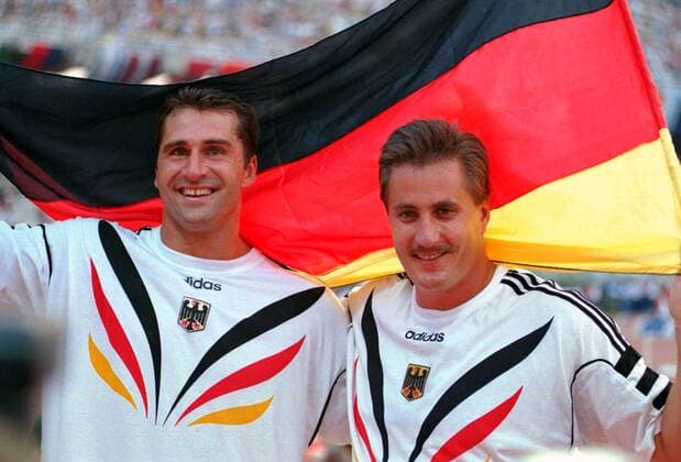 Lars Riedel (li.), Weltmeister 1997 im Diskuswerfen, und Jürgen Schult (beide Deutschland) jubeln Leichtathletik WM Herren Weltmeisterschaft 1997, Diskus, Diskuswurf, Diskuswerfen Gruppe Athen Freude, Leichtathletik WM Herren Weltmeisterschaft 1997, Diskus, Diskuswurf, Diskuswerfen Gruppe Athen Freude,