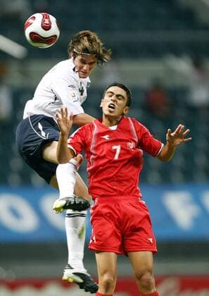 Henri Lansbury (England U17) gegen Ziad Ajouz (Syrien U17) Fußball WM Herren U17 WM 2007, Junioren, Nationalmannschaft, Nationaltrikot, Länderspiel, U 17 Gruppe Jeju Dynamik, Kampf, Fußball WM Herren U17 WM 2007, Junioren, Nationalmannschaft, Nationaltrikot, Länderspiel, U 17 Gruppe Jeju Dynamik, Kampf,