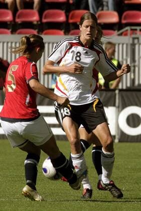 Kerstin Garefrekes (Deutschland, re.) gegen Siri Nordby (Norwegen) Fußball Länderspiel Damen Testspiel 2007, Test, Nationalteam, Nationaltrikot, Frauen, Frauenfußball Gruppe Mainz Dynamik, Fußball Länderspiel Damen Testspiel 2007, Test, Nationalteam, Nationaltrikot, Frauen, Frauenfußball Gruppe Mainz Dynamik,
