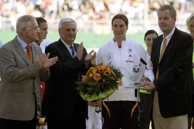 Birgit Prinz (Deutschland 1.FFC Frankfurt) wird als Fußballerin des Jahres 2007 von DFB Generalsekretär Horst R. Schmidt (li.), DFB Präsident Dr. Theo Zwanziger (2.v.li.) und kicker Redakteur Uli Gehrke ausgezeichnet Fußball Länderspiel Damen Testspiel 2007, Test, Nationalteam, Frauen, Frauenfußball, Schriftzug, Gruppe Funktionär, Verbandsführung, Verband, Vorstand Mainz Fußball Länderspiel Damen Testspiel 2007, Test, Nationalteam, Frauen, Frauenfußball, Schriftzug, Gruppe Funktionär, Verbandsführung, Verband, Vorstand Mainz