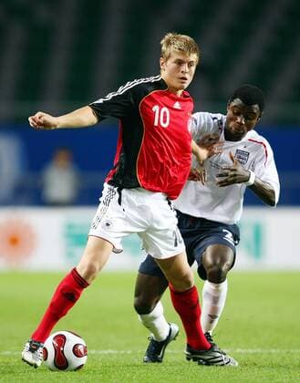 Toni Kroos (Deutschland U17, li.) gegen Nana Ofori Twumasi (England U17) Fußball WM Herren U17 WM 2007, U 17, Junioren, Nationalmannschaft, Nationaltrikot Gruppe Goyang Dynamik, Fußball WM Herren U17 WM 2007, U 17, Junioren, Nationalmannschaft, Nationaltrikot Gruppe Goyang Dynamik,