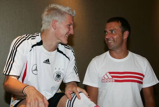 Co Trainer Hans Dieter Flick (re.) schmunzelt über die neue Haarfarbe von Bastian Schweinsteiger (beide Deutschland) Fußball Herren Nationalmannschaft 2007, Training, Fitness, Leistungstest, Leistungsdiagnostik, Leistungsdiagnose, Gruppe Köln Freude, Fußball Herren Nationalmannschaft 2007, Training, Fitness, Leistungstest, Leistungsdiagnostik, Leistungsdiagnose, Gruppe Köln Freude,