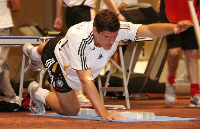 Mario Gomez (Deutschland) - Kraftübung Fußball Herren Nationalmannschaft 2007, Training, Fitness, Leistungstest, Leistungsdiagnostik, Leistungsdiagnose, Einzelbild Köln Fußball Herren Nationalmannschaft 2007, Training, Fitness, Leistungstest, Leistungsdiagnostik, Leistungsdiagnose, Einzelbild Köln