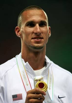 Weltmeister Jeremy Wariner (USA) präsentiert stolz seine Goldmedaille - Leichtathletik WM Herren WM 2007, 400m, 400 m, Meter, Porträt Osaka Freude, Leichtathletik WM Herren WM 2007, 400m, 400 m, Meter, Porträt Osaka Freude,
