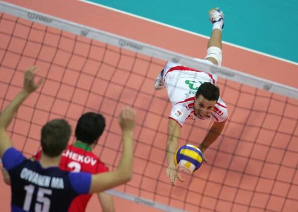 Teodor Salparov (Bulgarien, hi.) am Ball - Volleyball Länderspiel Herren EM 2007, Länderspiel, Nationalmannschaft, Nationaltrikot, Bulgarien - Finnland 0:3 Gruppe Moskau Dynamik, Abwehr Volleyball Länderspiel Herren EM 2007, Länderspiel, Nationalmannschaft, Nationaltrikot, Bulgarien - Finnland 0:3 Gruppe Moskau Dynamik, Abwehr