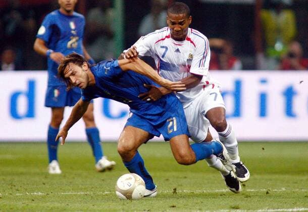 Florent Malouda (Frankreich, re.) gegen Andrea Pirlo (Italien) - Fußball Länderspiel Herren EM Qualifikation 2007, Nationalmannschaft, Nationaltrikot, Italien - Frankreich 0:0 Gruppe Mailand Dynamik, Kampf, Fußball Länderspiel Herren EM Qualifikation 2007, Nationalmannschaft, Nationaltrikot, Italien - Frankreich 0:0 Gruppe Mailand Dynamik, Kampf,