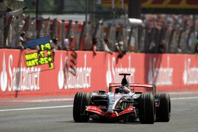 Fernando Alonso (Spanien McLaren Mercedes) gewinnt den GP von Italien 2007 - Motorsport Grand Prix Herren Großer Preis von Italien 2007, Formel 1 Weltmeisterschaft, F1, F, GP, WM Einzelbild Monza Freude, Motorsport Grand Prix Herren Großer Preis von Italien 2007, Formel 1 Weltmeisterschaft, F1, F, GP, WM Einzelbild Monza Freude,