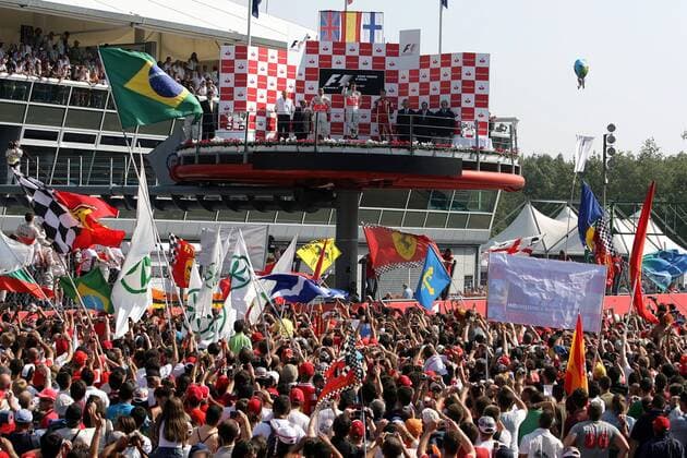 Motorsportfans verfolgen die Siegerehrung beim GP von Italien 2007, mit Fernando Alonso (Spanien), Lewis Hamilton (England beide McLaren Mercedes) und Kimi Räikkönen (Finnland Ferrari) - Motorsport Grand Prix Herren Großer Preis von Italien 2007, Formel 1 Weltmeisterschaft, F1, F, GP, WM Totale Monza Masse, Motorsport Grand Prix Herren Großer Preis von Italien 2007, Formel 1 Weltmeisterschaft, F1, F, GP, WM Totale Monza Masse,