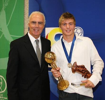 Segeln, GP F50 vor New York Toni Kroos (U17) bekommt von Franz Beckenbauer (beide Deutschland) Glückwünsche für die Ehrung zum besten Spieler und zum drittbesten Torschützen der WM 2007 Fußball WM Herren U17 WM 2007, U 17, Junioren, Nationalteam, Deutschland, gratulieren, Gratulation, Glückwunsch Gruppe Aufmacher Seoul Freude, Fußball WM Herren U17 WM 2007, U 17, Junioren, Nationalteam, Deutschland, gratulieren, Gratulation, Glückwunsch Gruppe Aufmacher Seoul Freude,