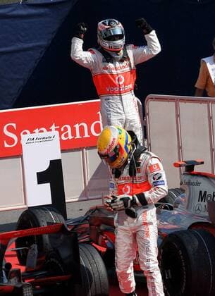 Fernando Alonso (Spanien) nach dem Sieg beim GP von Italien 2007 obenauf, vorn schleicht Teamkollege Lewis Hamilton (England beide McLaren Mercedes) von dannen Motorsport Grand Prix Herren Großer Preis von Italien 2007, Formel 1 Weltmeisterschaft, F1, F, GP, WM Gruppe Monza Unterwerfung, Freude, Überlegenheit, Motorsport Grand Prix Herren Großer Preis von Italien 2007, Formel 1 Weltmeisterschaft, F1, F, GP, WM Gruppe Monza Unterwerfung, Freude, Überlegenheit,