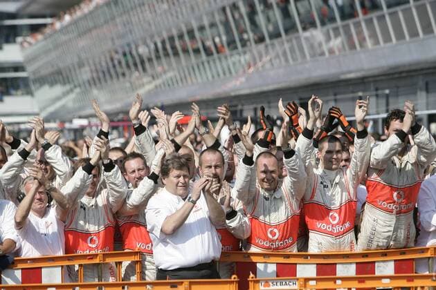 Doppelerfolg McLaren Mercedes - Motorsportchef Norbert Haug (Deutschland) applaudiert mit der gesamten Crew Motorsport Grand Prix Herren Großer Preis von Italien 2007, Formel 1 Weltmeisterschaft, F1, F, GP, WM Gruppe Monza Harmonie, Freude, Begeisterung, Motorsport Grand Prix Herren Großer Preis von Italien 2007, Formel 1 Weltmeisterschaft, F1, F, GP, WM Gruppe Monza Harmonie, Freude, Begeisterung,