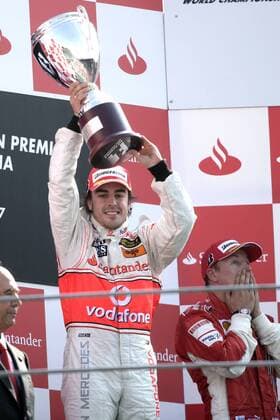 Fernando Alonso (Spanien McLaren Mercedes, li.) jubelt über den Sieg beim GP von Italien 2007, re. Kimi Räikkönen (Finnland Ferrari) enttäuscht Motorsport Grand Prix Herren Großer Preis von Italien 2007, Formel 1 Weltmeisterschaft, F1, F, GP, WM Gruppe Monza Freude, Motorsport Grand Prix Herren Großer Preis von Italien 2007, Formel 1 Weltmeisterschaft, F1, F, GP, WM Gruppe Monza Freude,