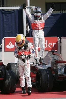 Fernando Alonso (Spanien) nach seinem Sieg beim GP von Italien 2007 obenauf, vorn schleicht Lewis Hamilton (England beide McLaren Mercedes) von dannen Motorsport Grand Prix Herren Großer Preis von Italien 2007, Formel 1 Weltmeisterschaft, F1, F, GP, WM Gruppe Monza Unterwerfung, Freude, Überlegenheit, Motorsport Grand Prix Herren Großer Preis von Italien 2007, Formel 1 Weltmeisterschaft, F1, F, GP, WM Gruppe Monza Unterwerfung, Freude, Überlegenheit,