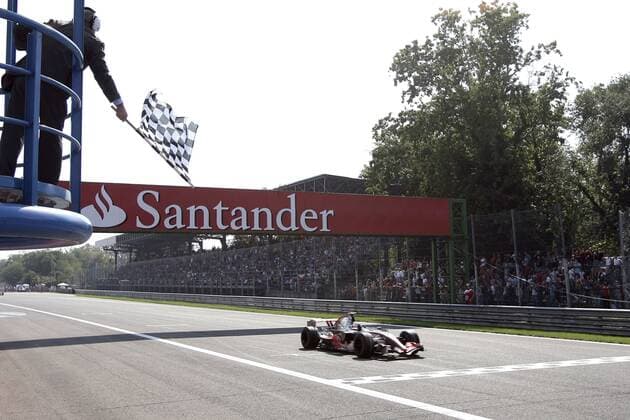 Fernando Alonso (Spanien McLaren Mercedes) gewinnt den GP von Italien 2007 Motorsport Grand Prix Herren Großer Preis von Italien 2007, Formel 1 Weltmeisterschaft, F1, F, GP, WM Totale Fan, Motorsportfan, Motorsportfans, Publikum Monza Motorsport Grand Prix Herren Großer Preis von Italien 2007, Formel 1 Weltmeisterschaft, F1, F, GP, WM Totale Fan, Motorsportfan, Motorsportfans, Publikum Monza