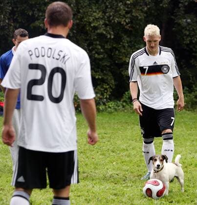 Bastian Schweinsteiger (re.) und Lukas Podolski (beide Deutschland) präsentieren das neue Trikot für die EM 2008 anläßlich eines Werbespots des Ausrüsters Adidas Fußball EM Herren Vorschau 2007, EM 2008, Nationalmannschaft, Nationaltrikot, DFB Werbespot, Dreharbeiten, neu neues Gruppe Trikotvorstellung Ball Promotion Bergisch Gladbach Spielerkleidung Spielkleidung Fußball EM Herren Vorschau 2007, EM 2008, Nationalmannschaft, Nationaltrikot, DFB Werbespot, Dreharbeiten, neu neues Gruppe Trikotvorstellung Ball Promotion Bergisch Gladbach Spielerkleidung Spielkleidung