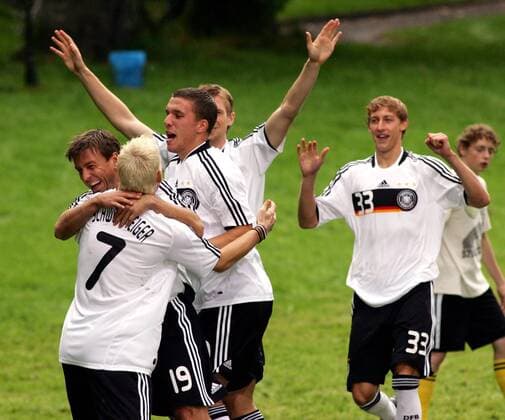 Jubelszene beim Adidas Werbespot für das neue EM Trikot 2008, mit Lukas Podolski (Mitte), Bernd Schneider (li.) und Stefan Kießling (alle Deutschland) Fußball EM Herren Vorschau 2007, EM 2008 Nationalmannschaft Nationaltrikot DFB Werbespot Dreharbeiten neu neues Gruppe Trikotvorstellung Promotion Kameramann Bergisch Gladbach Spielerkleidung Spielkleidung Harmonie, Freude, Kameradschaft, Begeisterung, Fußball EM Herren Vorschau 2007, EM 2008 Nationalmannschaft Nationaltrikot DFB Werbespot Dreharbeiten neu neues Gruppe Trikotvorstellung Promotion Kameramann Bergisch Gladbach Spielerkleidung Spielkleidung Harmonie, Freude, Kameradschaft, Begeisterung,