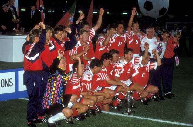 Europameister Dänemark, hi.v.li..: x, Lars Elstrup, x, Henrik Larsen, Kent Nielsen, Torben Piechnik (beide Verdeckt), Claus Christiansen, Kim Christofte, Nationaltrainer Richard Möller Nielsen, x, Torwart Mogens Krogh, vorn: Torwart Peter Schmeichel ... Fußball Länderspiel Herren EM 1992, Nationalmannschaft, Nationaltrikot, Finale, Endspiel Totale Thorben, Sivebak, Sivebäk Göteborg Glück, Begeisterung, Freude, Fußball Länderspiel Herren EM 1992, Nationalmannschaft, Nationaltrikot, Finale, Endspiel Totale Thorben, Sivebak, Sivebäk Göteborg Glück, Begeisterung, Freude,