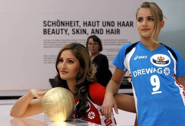 Corina Ssuschke (li.) und Nachwuchsspielerin Lorella Lubsch (beide Dresden) posieren für den neuen Kalender des Dresdner SC im Hygiene Museum Volleyball 1. BL Damen Saison 2007 2008, DSC, Fotoshooting, Fotostory, Kalenderaufnahme, Kalenderaufnahmen, Schriftzug Gruppe Gold, golden, goldener, vergoldet, vergoldeter Dresden, Corinna Suschke, Schönheit, Haut und Haar Volleyball 1. BL Damen Saison 2007 2008, DSC, Fotoshooting, Fotostory, Kalenderaufnahme, Kalenderaufnahmen, Schriftzug Gruppe Gold, golden, goldener, vergoldet, vergoldeter Dresden, Corinna Suschke, Schönheit, Haut und Haar