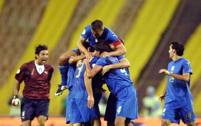 Torjubel Italien - Fußball Länderspiel Herren EM Qualifikation 2007, Nationalteam, Italien, Nationaltrikot, Gruppe Kiew Freude, Begeisterung, Fußball Länderspiel Herren EM Qualifikation 2007, Nationalteam, Italien, Nationaltrikot, Gruppe Kiew Freude, Begeisterung,