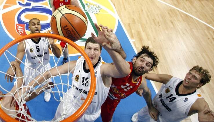 Patrick Femerling (li.) gegen Jorge Garbajosa (Spanien, Mitte); daneben Dirk Nowitzki (beide Deutschland) - Basketball Länderspiel Herren EM 2007, Nationalmannschaft, Nationaltrikot, Viertelfinale, Spanien - Deutschland 83:55 Gruppe Madrid Dynamik, Kampf, Basketball Länderspiel Herren EM 2007, Nationalmannschaft, Nationaltrikot, Viertelfinale, Spanien - Deutschland 83:55 Gruppe Madrid Dynamik, Kampf,